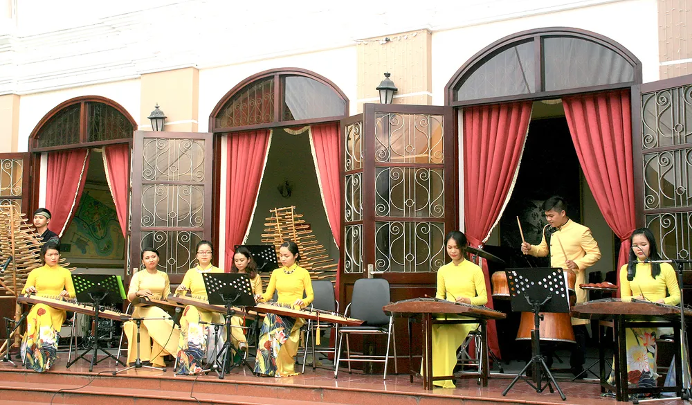 Trình diễn âm nhạc dân tộc phục vụ khán giả TP và du khách quốc tế trước sảnh phòng hòa nhạc của Nhạc viện TPHCM