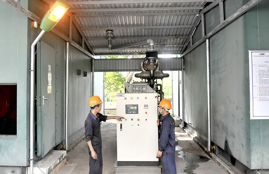 Phát dòng điện xanh sử dụng khí từ rác thải tại bãi rác Gò Cát                      . Ảnh: CAO THĂNG