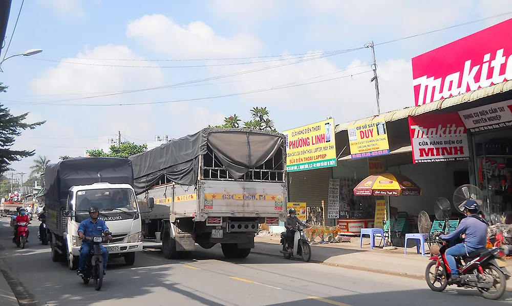 Do đường hẹp, chỉ cần 2 ô tô tránh nhau cũng có thể gây nguy hiểm  cho xe máy đang lưu thông