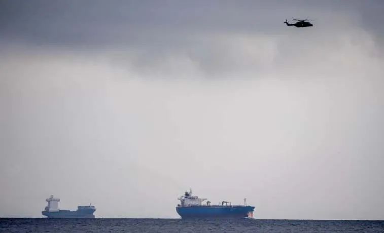 Trực thăng và tàu Hải quân Đan Mạch tìm kiếm khu vực cảng Copenhagen, nơi tàu ngầm UC3 Nautilus bị chìm. Ảnh: REUTERS