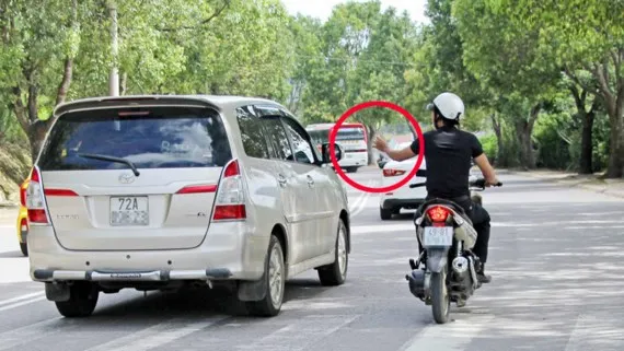 "cò" đeo bám theo du khách, mời chào, chèo kéo khách mua hàng