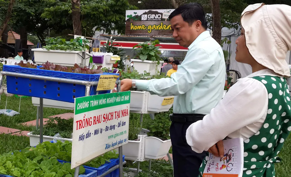 Du khách tham quan mô hình nông nghiệp công nghệ cao ở TPHCM