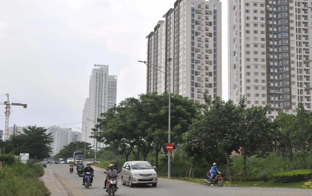                  Một số cao ốc bên đường Nguyễn Hữu Thọ, huyện Nhà Bè                 . Ảnh: CAO THĂNG