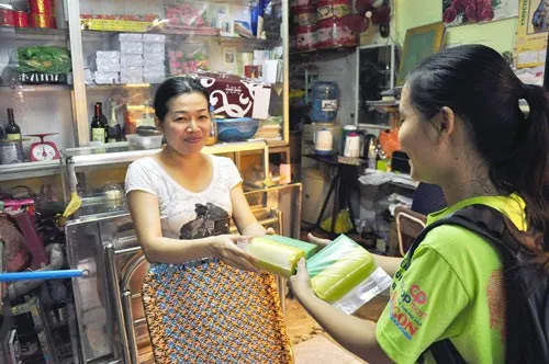 Tặng quà cho các hộ dân thực hiện tốt phân loại rác tại nguồn