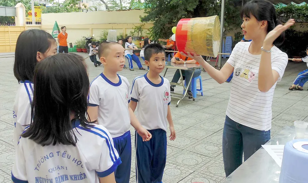 Cô và trò Trường Tiểu học Nguyễn Bỉnh Khiêm (quận 1) trong một giờ học về kỹ năng sống