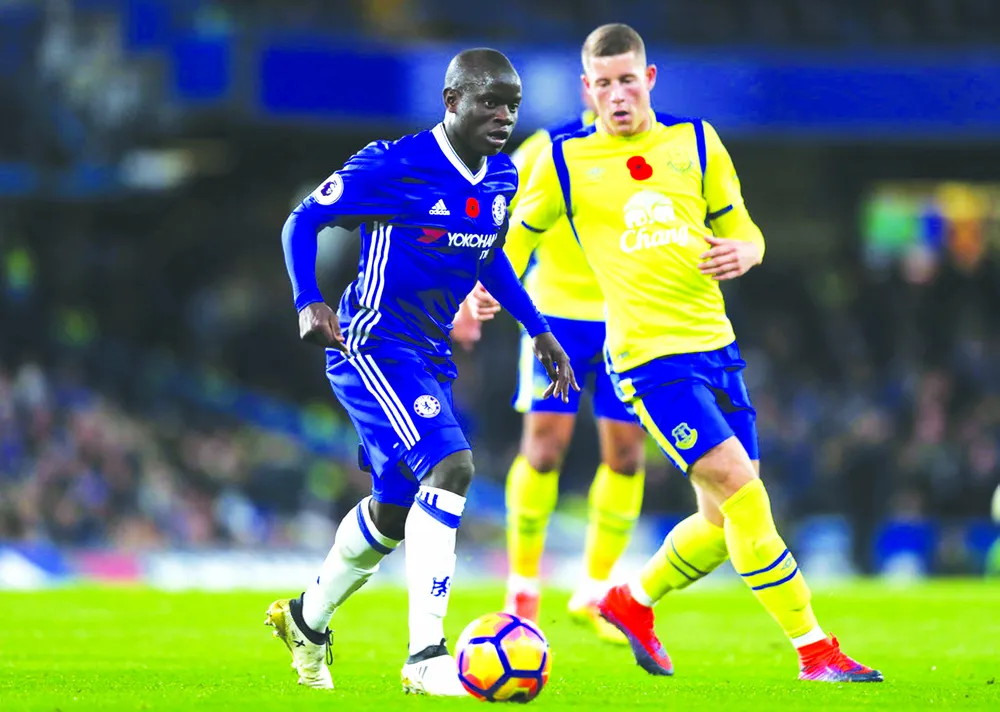 N'Golo Kante (trái, Chelsea) che chắn trước cầu thủ Everton.
