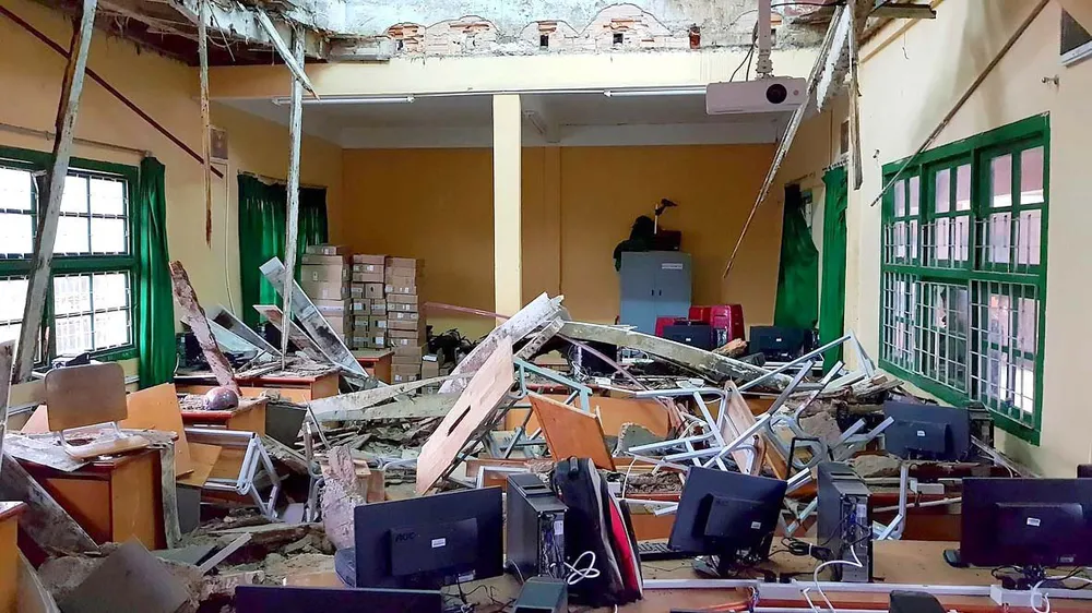 Xem clip sập sàn phòng học, 10 học sinh nhập viện ảnh 1