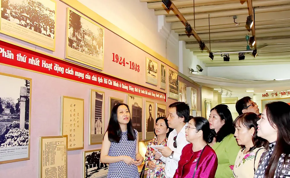 Đoàn đại biểu Đảng bộ TPHCM tham quan, tìm hiểu tư liệu lịch sử tại Di tích nơi thành lập tổ chức Việt Nam Thanh niên Cách mạng Đồng chí Hội (số nhà 250 đường Quang Minh, thành phố Quảng Châu, tỉnh Quảng Đông, Trung Quốc)           . Ảnh: HOÀI NAM
