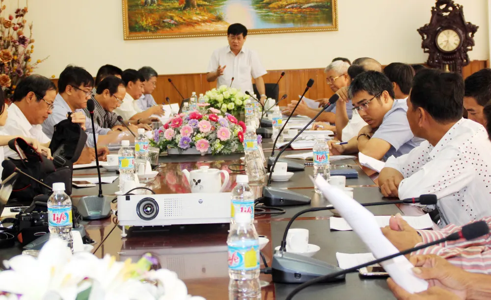 Cuộc họp giữa các bên để thống nhất khắc phục 4 tàu vỏ thép do Công ty Đại Nguyên Dương đóng.  Ảnh: NGỌC OAI