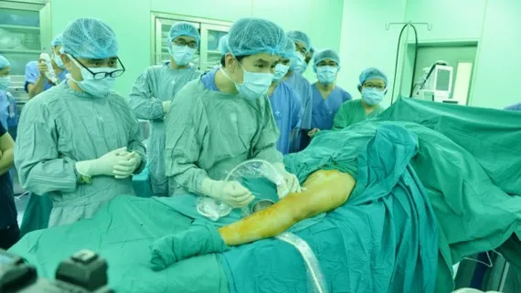 Bệnh viện Đại học Y Dược TPHCM ứng dụng thành công keo sinh học trong điều trị bệnh suy giãn tĩnh mạch nông chi dưới. Ảnh: Thành An