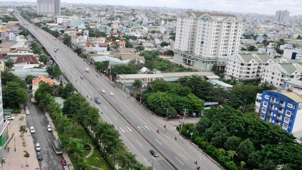 Dòng vốn tín dụng đang đổ vào các dự án giao thông (Ảnh: Một tuyến đường đầu tư theo phương thức BOT) . Ảnh: CAO THĂNG