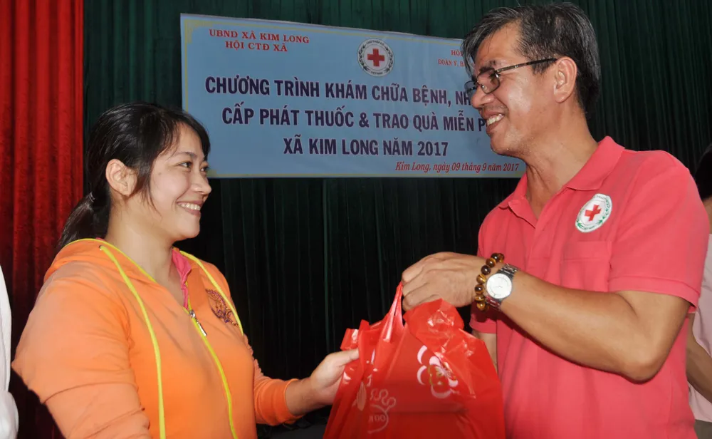 400 hộ nghèo, người già được khám chữa bệnh, cấp thuốc miễn phí ảnh 1