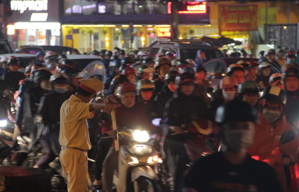 Chiều tối 21-9, mưa lớn khiến giao thông nhiều tuyến đường ở TPHCM tê liệt ảnh 7