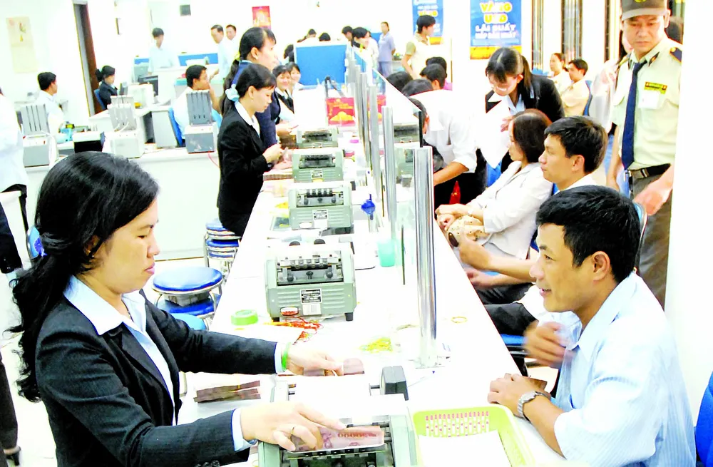 Giao dịch tại một ngân hàng ở TPHCM.  Ảnh: Cao Thăng