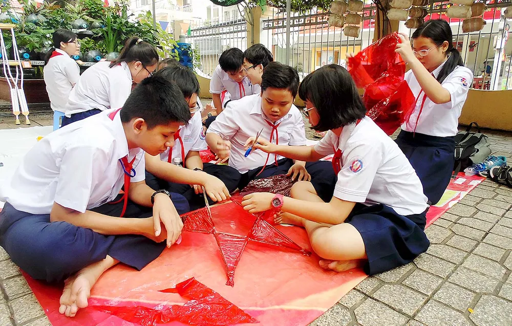 Học sinh khối 8 Trường THCS Trần Văn Ơn làm lồng đèn trong tiết học trải nghiệm môn Văn