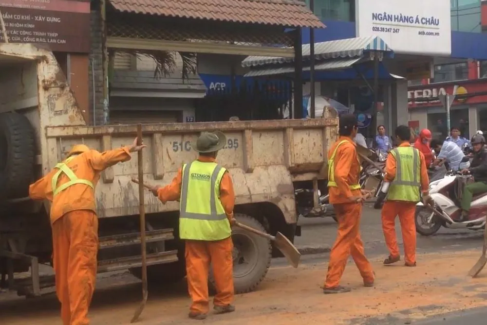 Xe ben làm rơi hàng tấn đất xuống đường rồi “mất tích“ ảnh 3