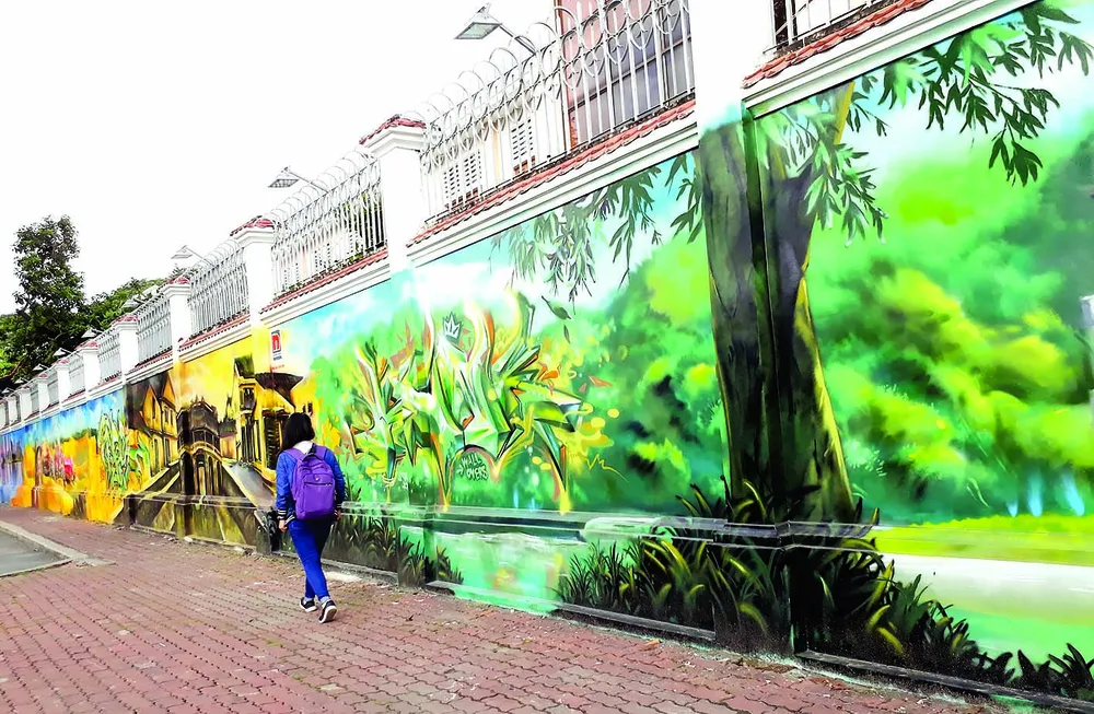 Do họa sĩ có tay nghề, đầu tư kỹ về chất liệu sơn, họa tiết ý nghĩa, nên bích họa Ba miền đất nước Việt Nam (dài hơn 60m, trên đường Nguyễn Hữu Cảnh, quận 1) của hai bạn trẻ Trang Khoa và Nguyễn Tấn Lực đã góp phần tạo cảnh quan đẹp, sinh động. Bích họa n