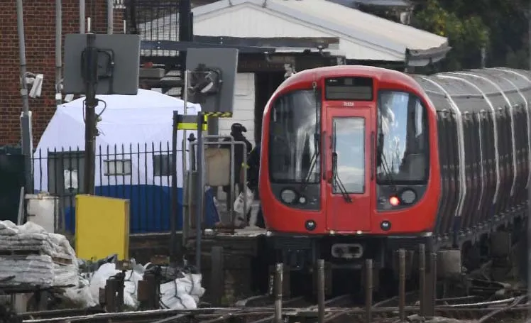 Cảnh sát khám nghiệm hiện trường vụ đánh bom tại ga Parsons Green ở Tây London, Anh, ngày 15-9-2017. Ảnh: PA