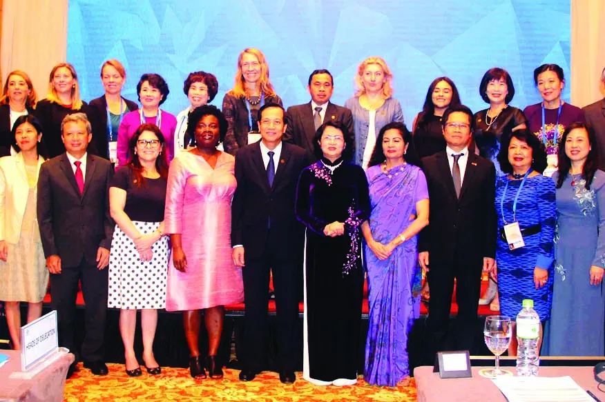 Phó Chủ tịch nước Đặng Thị Ngọc Thịnh cùng các đại biểu tham dự Đối thoại công - tư  về Phụ nữ và Kinh tế APEC