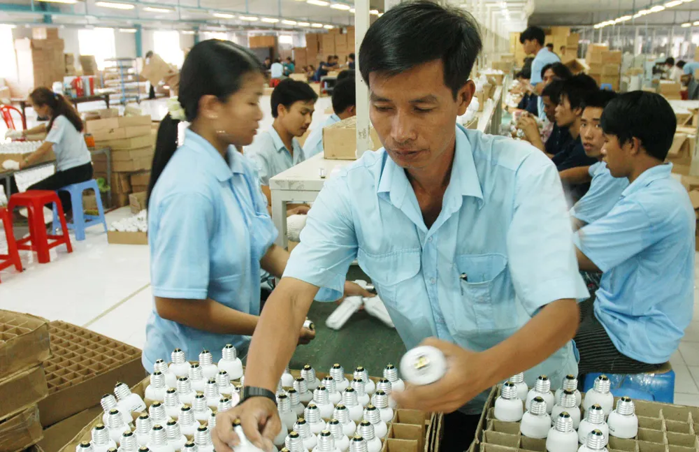 Sản xuất đèn Compact tại Công ty cổ phần Bóng đèn Điện Quang. Ảnh: Cao Thăng