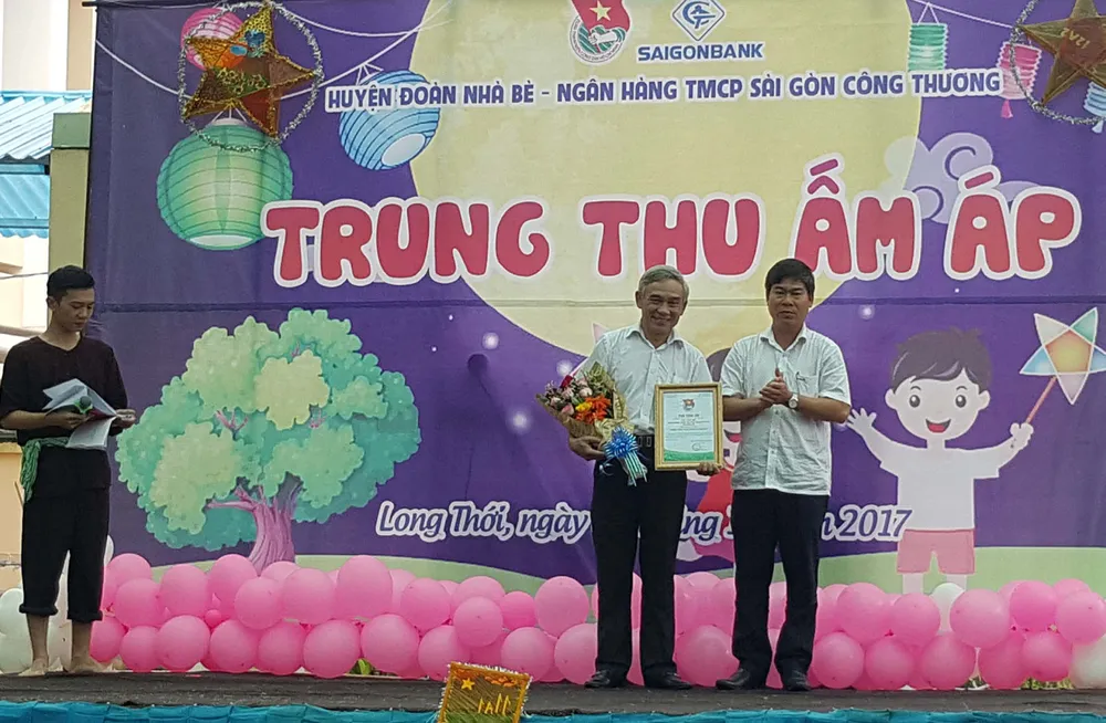 SAIGONBANK mang trung thu yêu thương đến với trẻ em nghèo huyện Nhà Bè ảnh 1