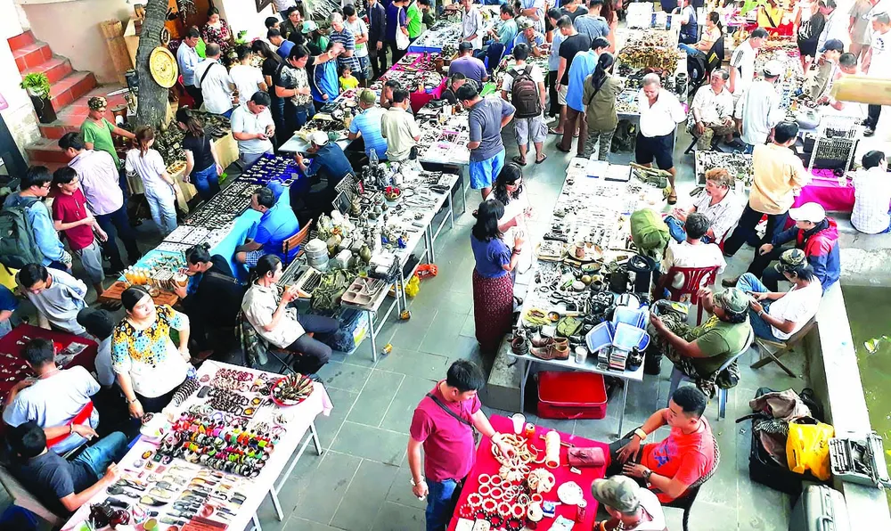 Chợ đồ cổ trong quán cà phê  Cao Minh là điểm đến của nhiều người mê đồ cổ