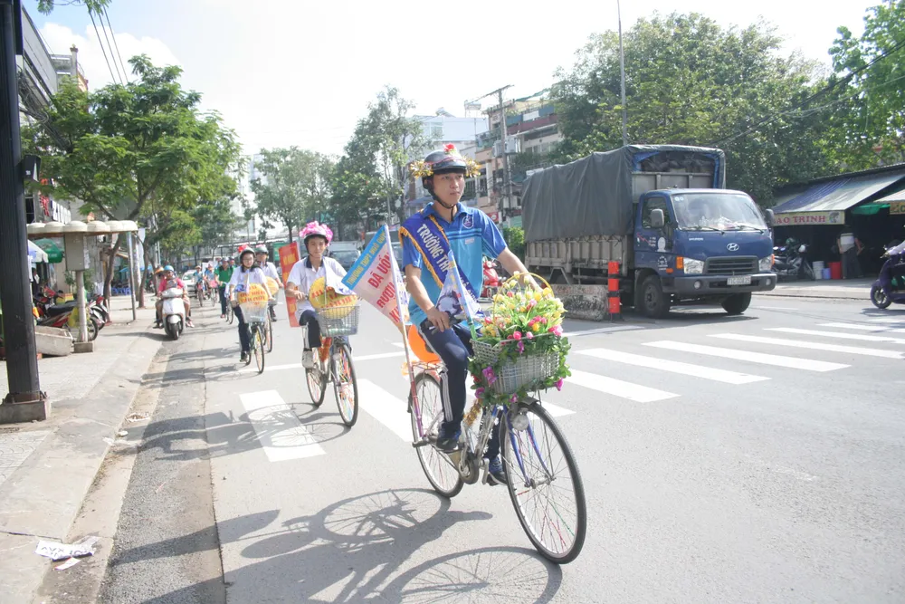 Học sinh THPT TPHCM tham gia diễu hành xe đạp ảnh 2