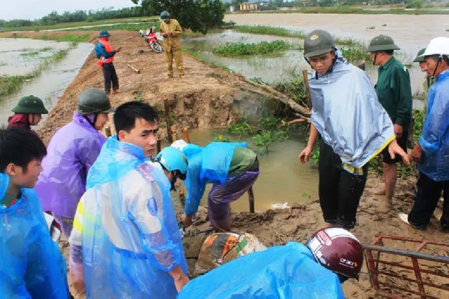 Thanh Hóa: Vỡ đê, hàng trăm hộ dân bị cô lập ảnh 1
