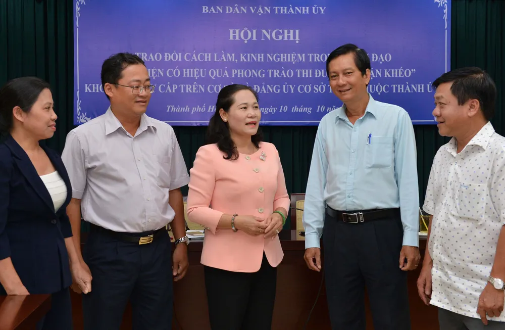 Trưởng ban Dân vận Thành ủy TPHCM Nguyễn Thị Lệ  trao đổi cùng các đại biểu tại hội nghị . Ảnh: VIỆT DŨNG