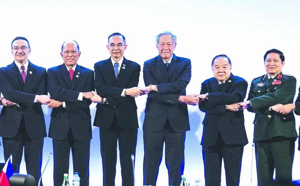 Đại tướng Ngô Xuân Lịch, Bộ trưởng Bộ Quốc phòng Việt Nam (thứ 2 từ phải qua)  và các Bộ trưởng Quốc phòng ASEAN tại hội nghị