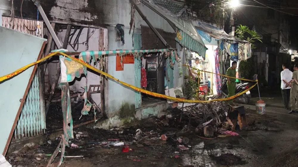 VIDEO: Cháy nhà dân lúc nửa đêm, 2 bà cháu tử vong, 4 người bị thương ảnh 1