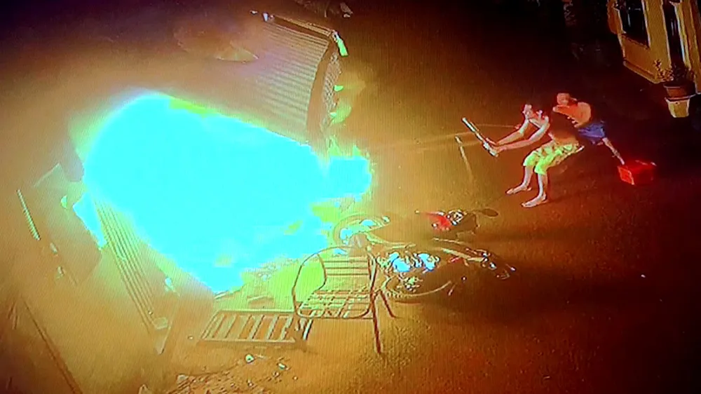 VIDEO: Cháy nhà dân lúc nửa đêm, 2 bà cháu tử vong, 4 người bị thương ảnh 2