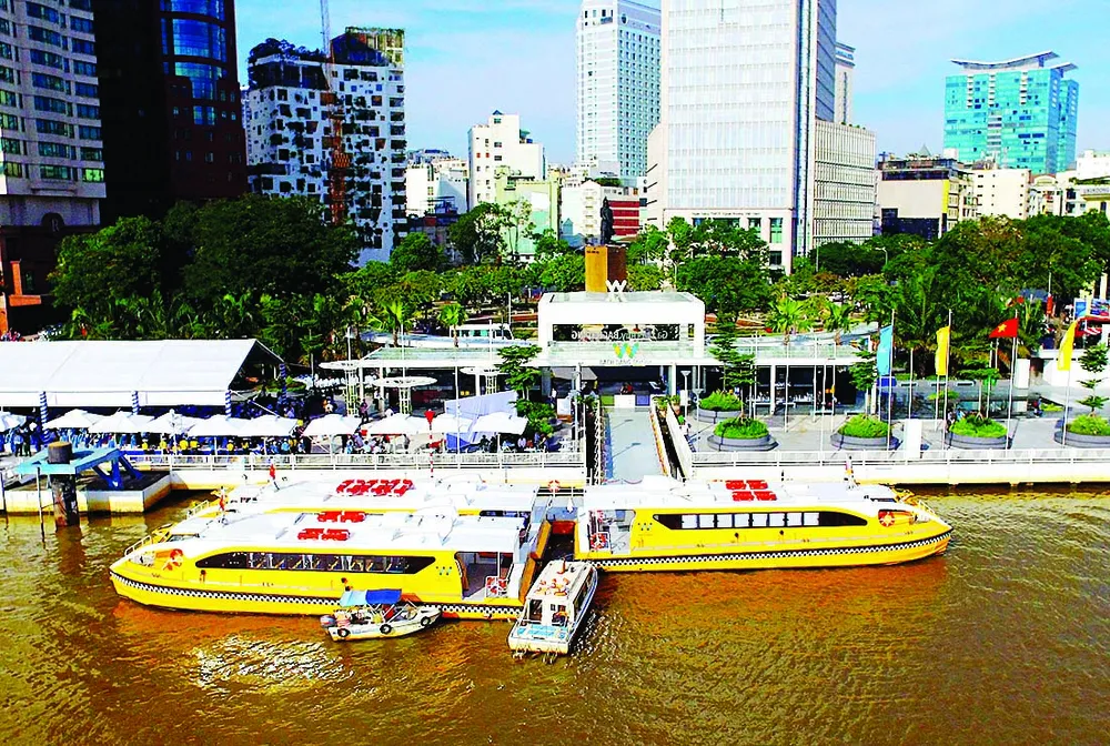 Thích thú trải nghiệm buýt đường sông  ảnh 1