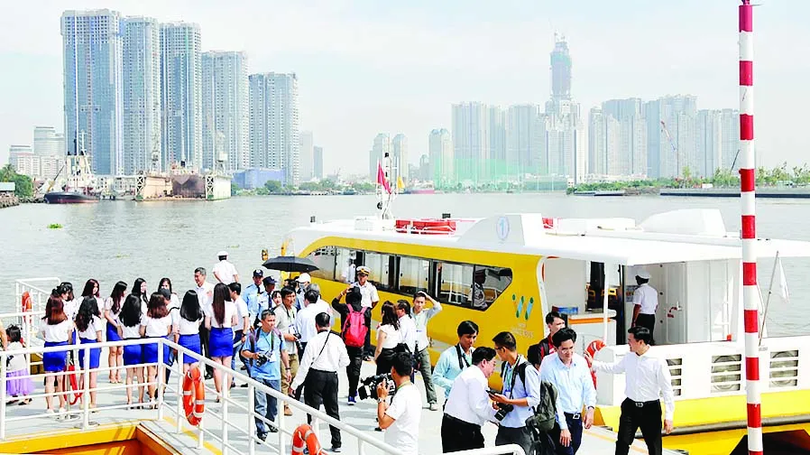 Thích thú trải nghiệm buýt đường sông  ảnh 2