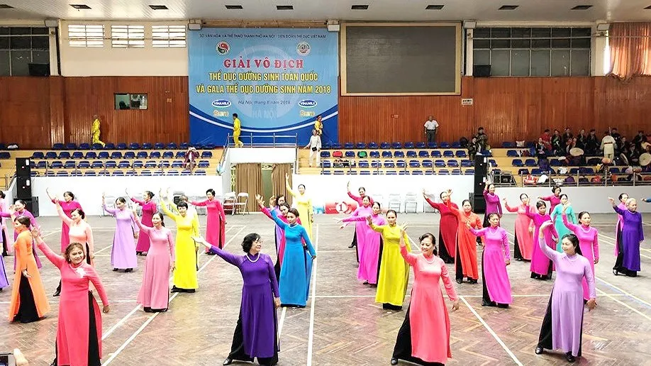 Người cao tuổi thường xuyên tập thể dục dưỡng sinh sẽ góp phần duy trì sức khỏe ổn định