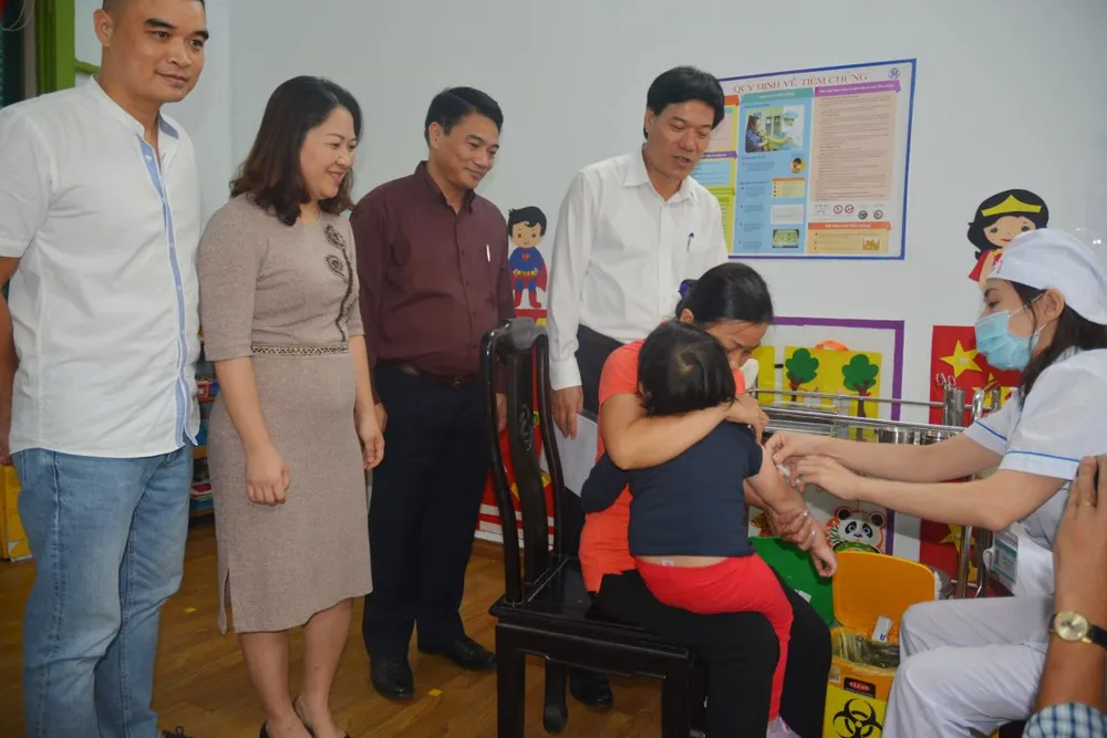 PGS.TS Nguyễn Nhật Cảm, Giám đốc Trung tâm Kiểm soát bệnh tật thành phố Hà Nội kiểm tra công tác tiêm chủng tại điểm tiêm Trường Mầm non Tuổi Thơ, quận Hoàn Kiếm.