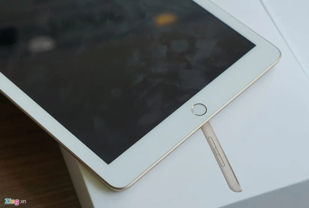 iPad 2017 ra đời để thay thế mẫu iPad Air 2. Hiện tại, Apple đang cho bán 3 dòng sản phẩm iPad gồm dòng Pro với 2 phiên bản 12,9 inch và 9,7 inch, iPad và iPad mini 4. Người ta đang đồn đoán về một mẫu iPad màn hình 10,5 inch của Apple với viền siêu mỏng ra mắt trong tháng 4 này. iPad 2017 ve Viet Nam voi gia gan 10 trieu dong hinh anh 7