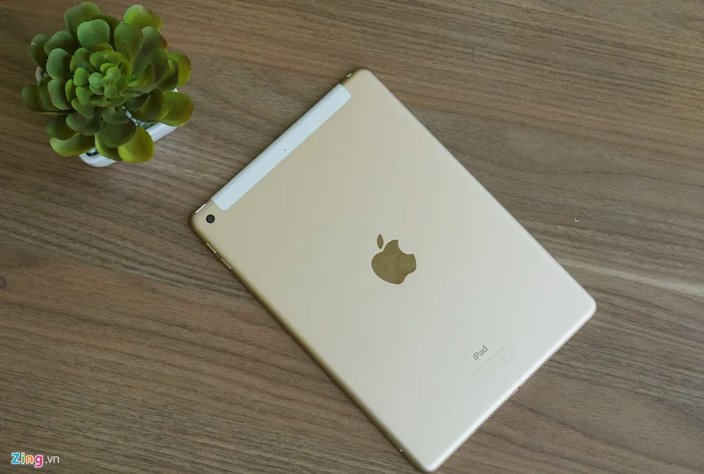 Tại Việt Nam, dù doanh số không quá nổi bật nhưng iPad vẫn là dòng máy tính bảng bán chạy số một. Thiết bị này có khả năng hoạt động ổn định, hiệu năng cao, ít hỏng vặt và kho ứng dụng phong phú hơn hẳn sản phẩm Android. iPad 2017 ve Viet Nam voi gia gan 10 trieu dong hinh anh 9