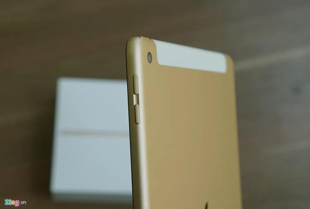 Về cấu hình, iPad 2017 sử dụng con chip Apple A9 lõi kép tốc độ 1,84 GHz (giống với iPhone 6s), RAM 2 GB. Ngoài bản 32 GB, máy có thêm bản dung lượng 128 GB. Màn hình của sản phẩm là loại Retina, độ phân giải 1.536 x 2.048 pixel. iPad 2017 ve Viet Nam voi gia gan 10 trieu dong hinh anh 5