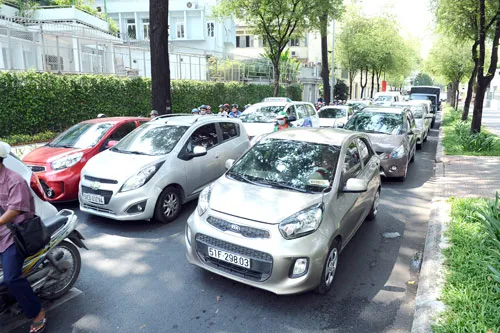 Khó nhận biết được taxi công nghệ khi 2 hãng Uber và Grab tại TPHCM đã lên đến 16.000 xe không logo, không nhãn hiệu. Ảnh: LONG THANH