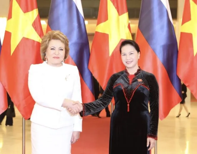 Võ Việt Chung kể chuyện 'thâm cung' áo dài nữ chính khách Việt 