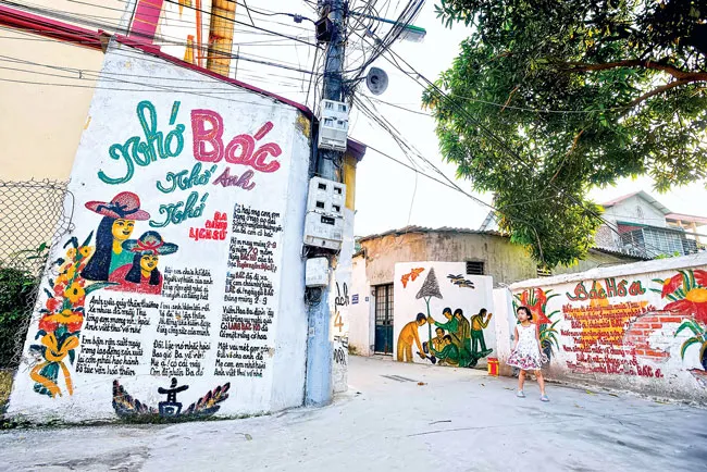 Cụ ông 94 tuổi làm đẹp ngõ nhỏ ảnh 6