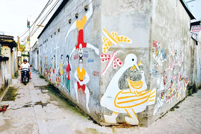 Cụ ông 94 tuổi làm đẹp ngõ nhỏ ảnh 7