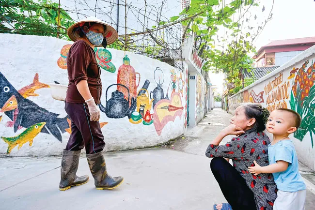 Cụ ông 94 tuổi làm đẹp ngõ nhỏ ảnh 4