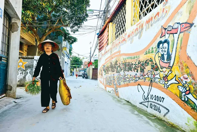 Cụ ông 94 tuổi làm đẹp ngõ nhỏ ảnh 2