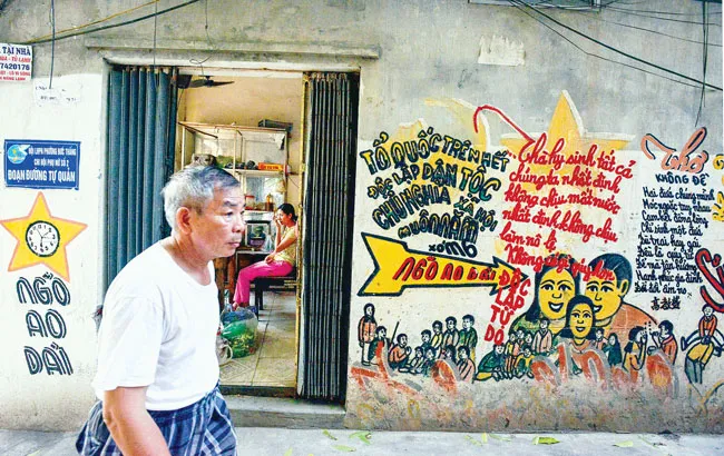 Cụ ông 94 tuổi làm đẹp ngõ nhỏ ảnh 1