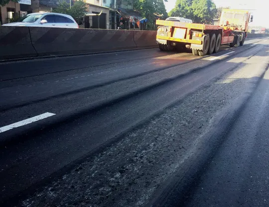 Vừa được “vá”, 500 m Quốc lộ 1 lại như “ruộng bậc thang” - Ảnh 3.