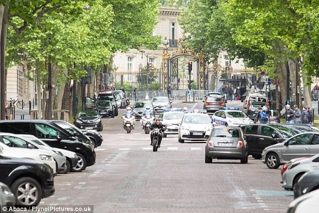 Tom Cruise cưỡi mô tô trên phim trường Mission Impossible 6 ảnh 4