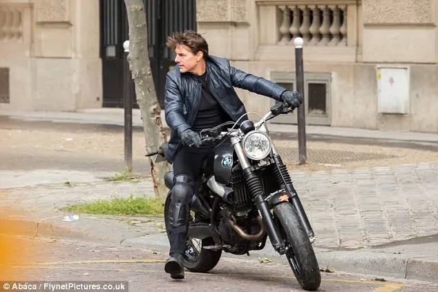 Tom Cruise cưỡi mô tô trên phim trường Mission Impossible 6 ảnh 6