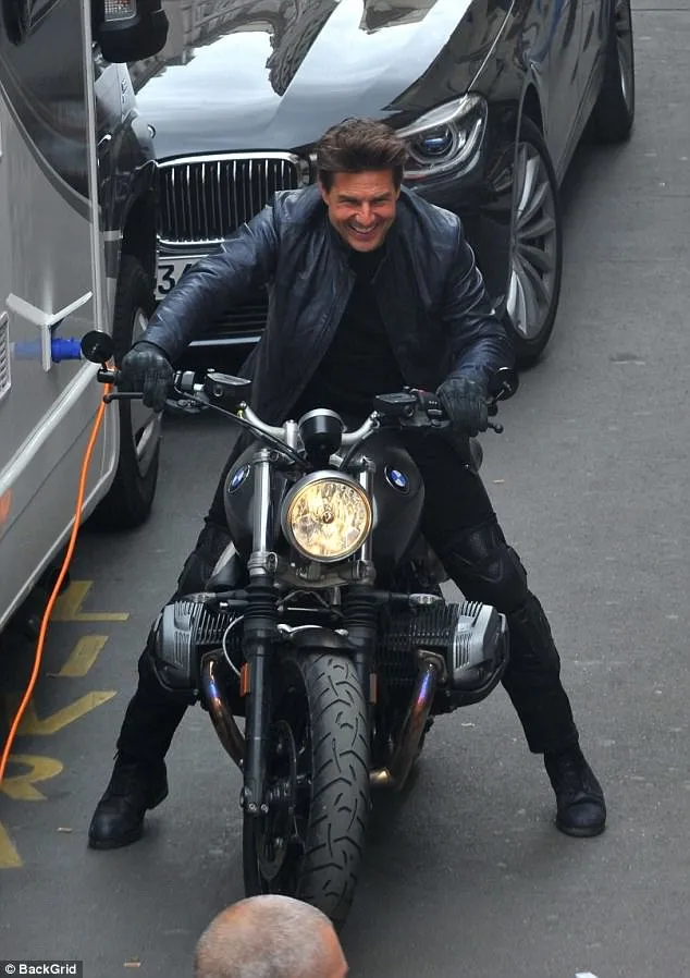 Tom Cruise cưỡi mô tô trên phim trường Mission Impossible 6 ảnh 10